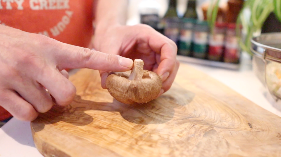 椎茸の石づきを取る