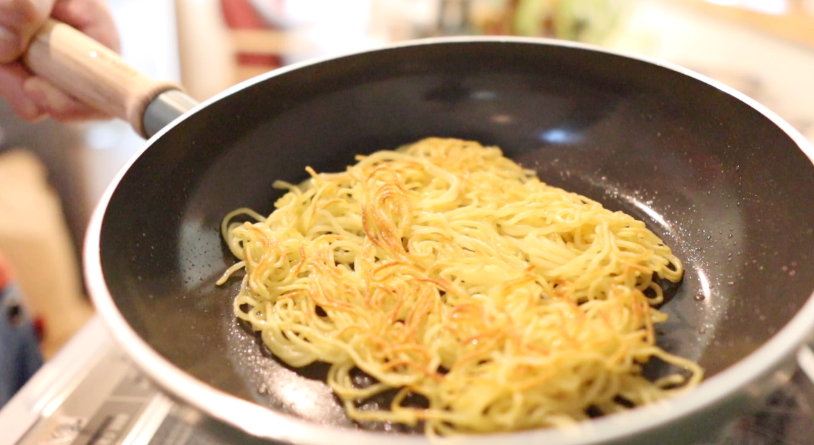 焼きそばの麺を両面こんがり焼く