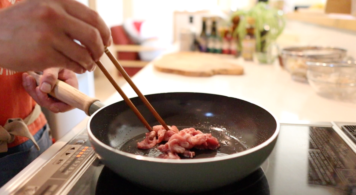 豚こま肉を炒める