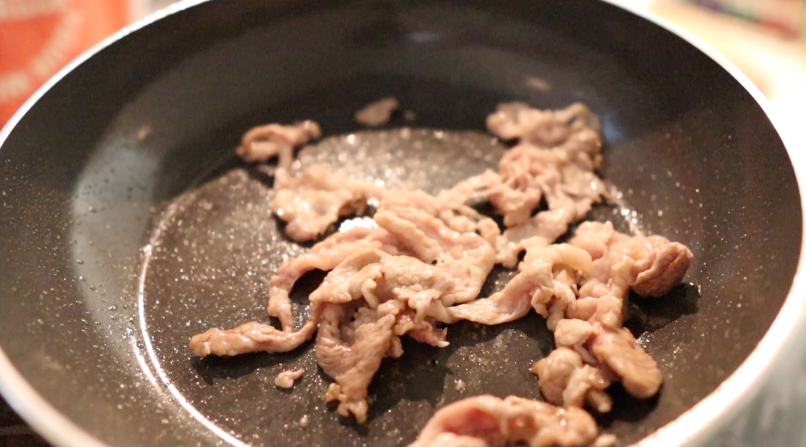 豚こま肉を炒める