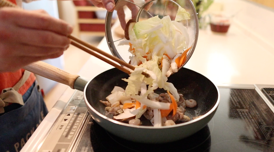 野菜を加えて炒める