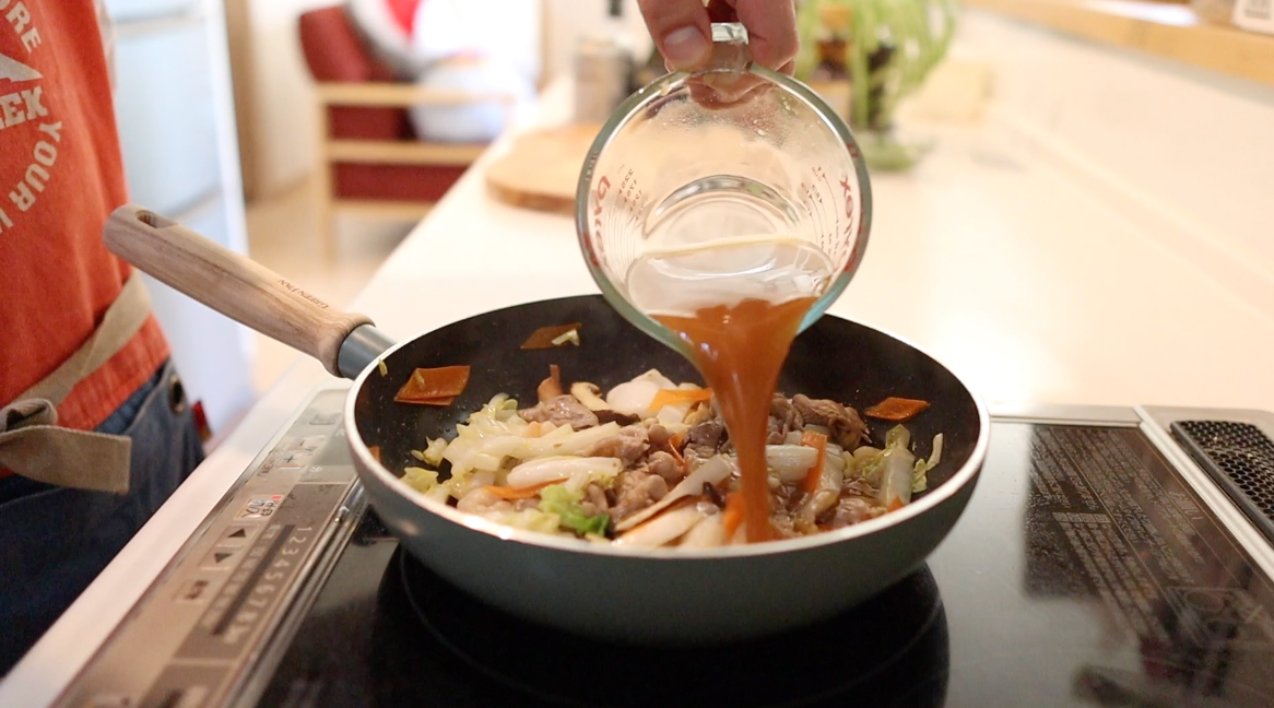 合わせ調味料を加えてとろみをつける