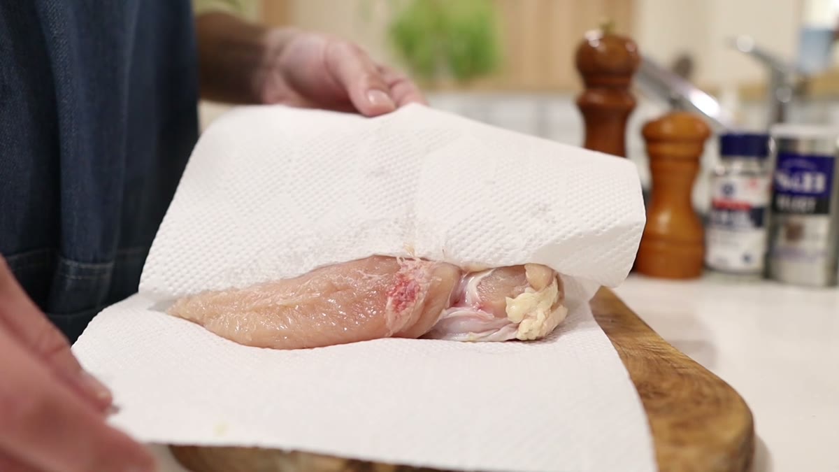 鶏むね肉の表面をペーパーで拭き取る