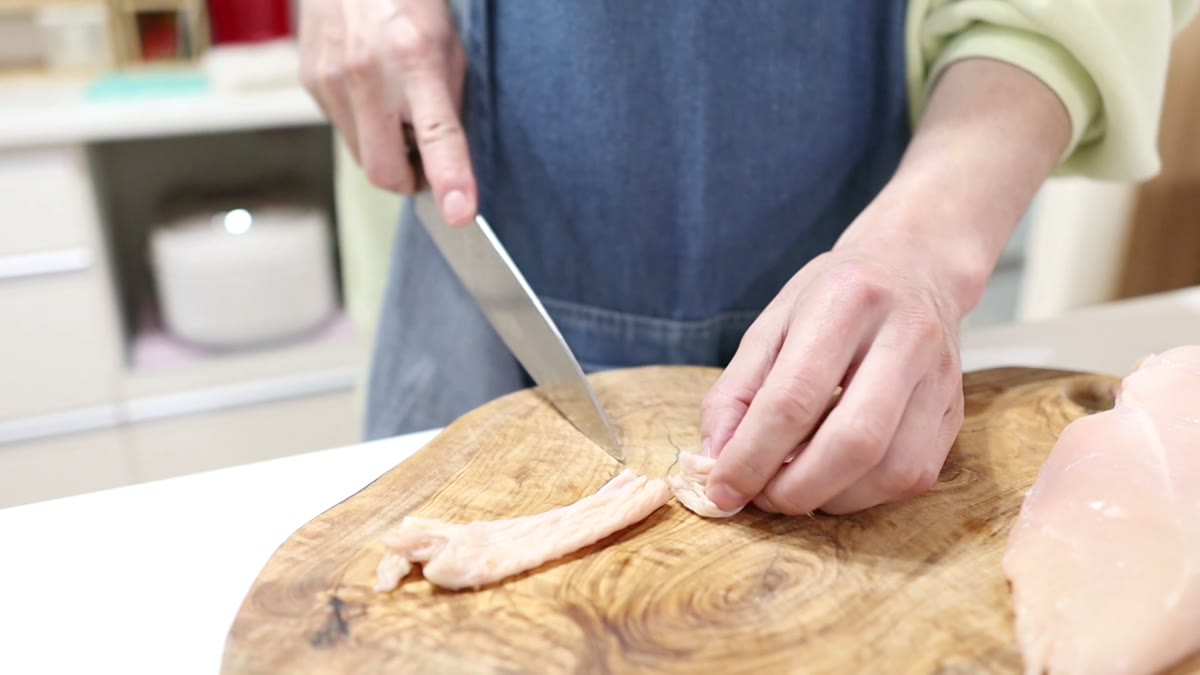 鶏むね肉から皮を外す