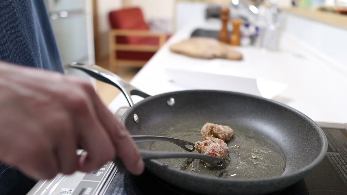 鶏皮を焼いてから肉を投入
