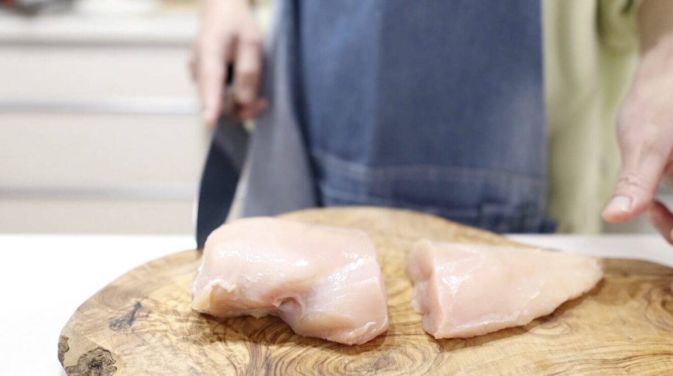 鶏むね肉を厚い部分と薄い部分に切り分ける