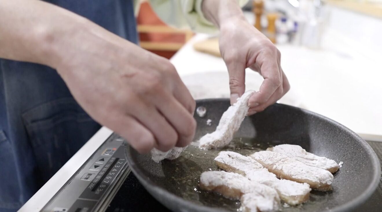 鶏むね肉をフライパンに投入し揚げ焼き