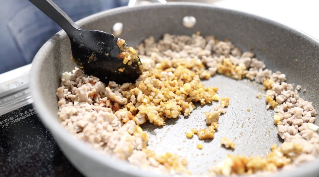 ④ 豆腐を手で千切る