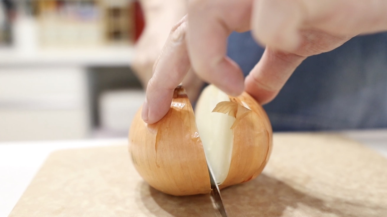玉ねぎを皮付きのまま半分にカット