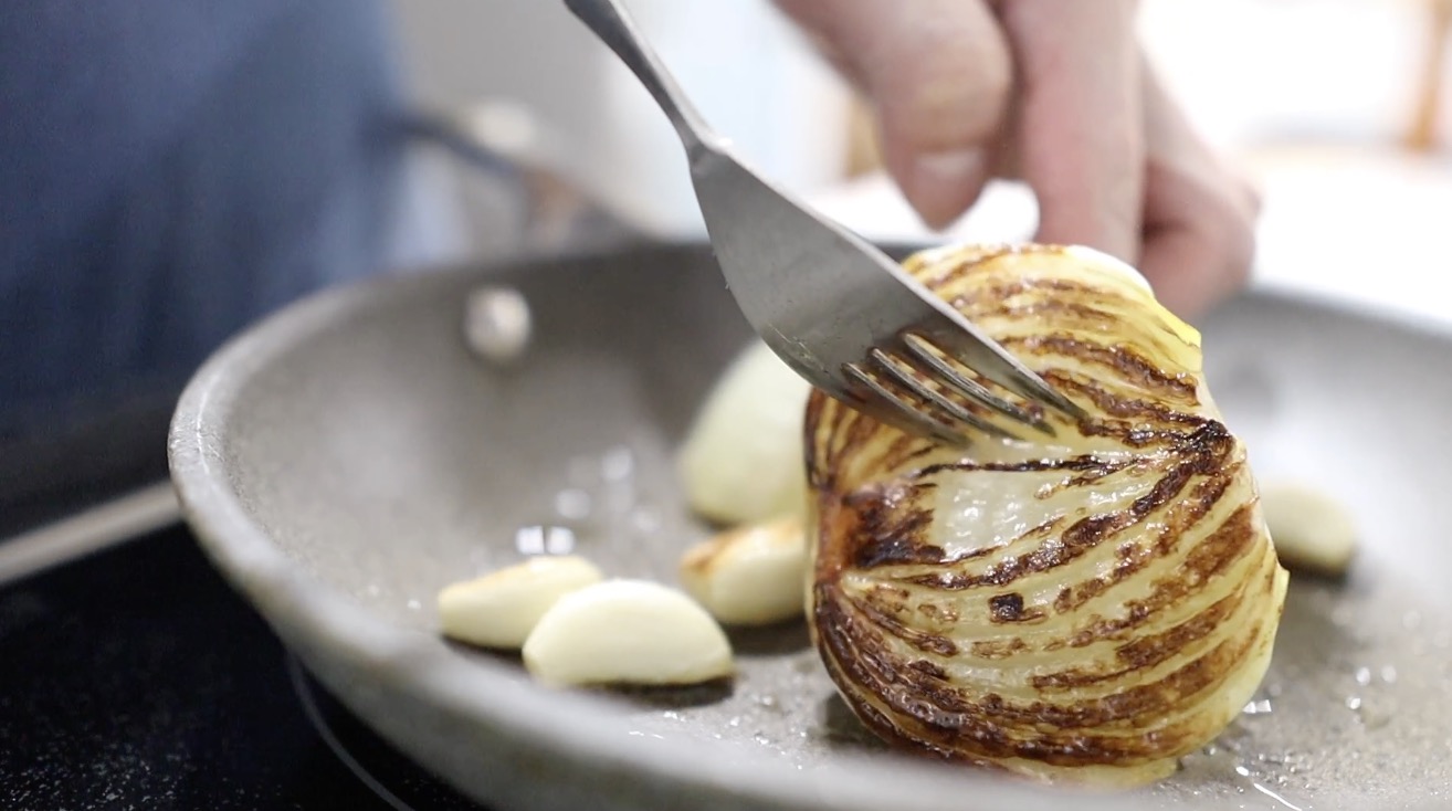 玉ねぎに焼色をつける