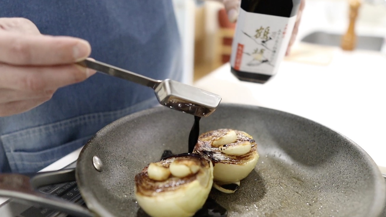 玉ねぎステーキに調味料を入れる
