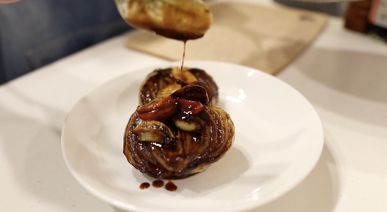 皿に盛り付けた玉ねぎステーキ