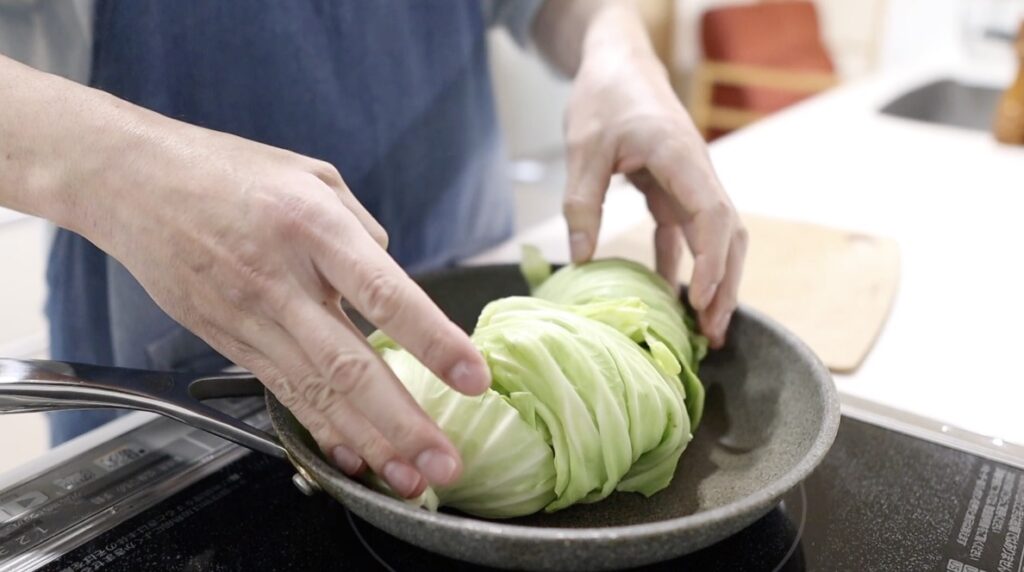 キャベツ豚バラ蒸し フライパンに置く