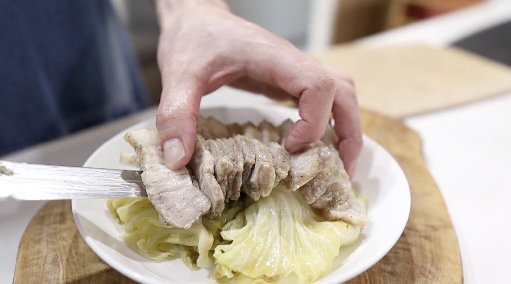 キャベツ豚バラ蒸し フライパンでタレを作り始める