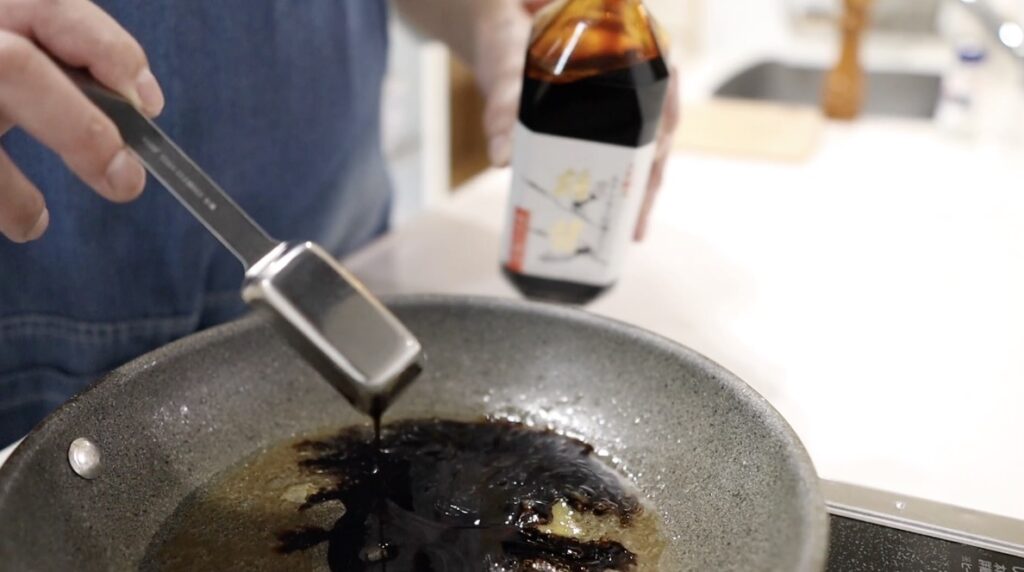 キャベツ豚バラ蒸し タレを煮詰める
