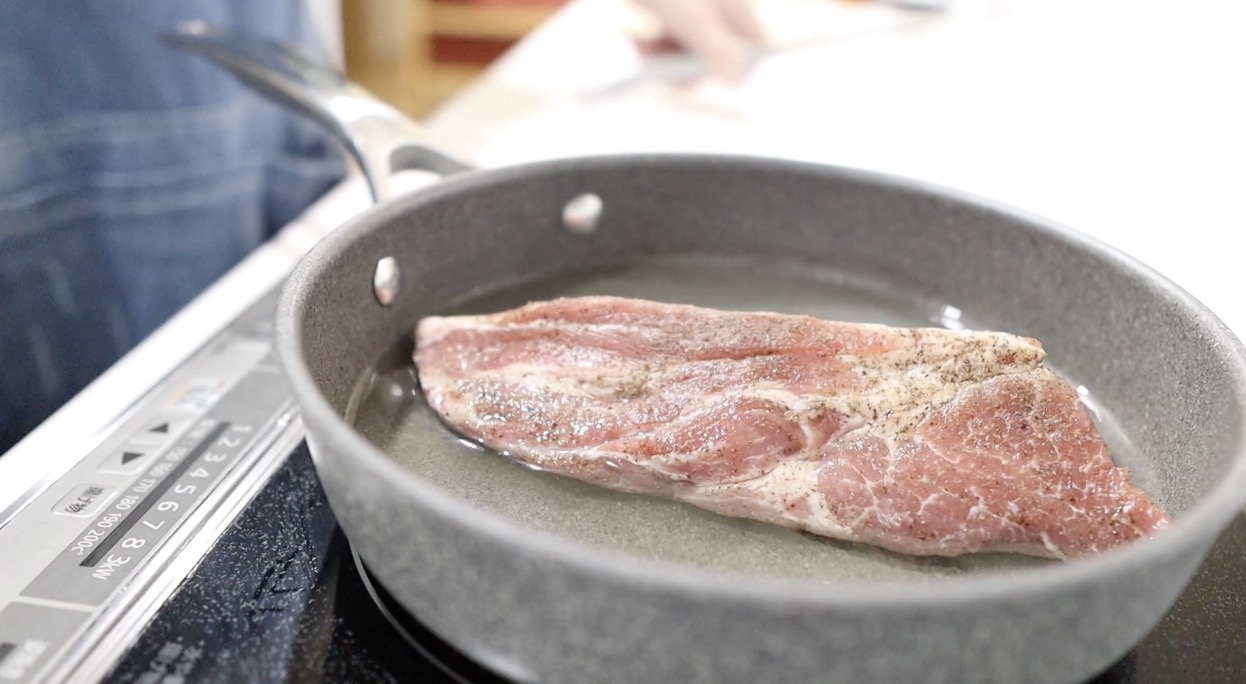 冷豚 フライパンに肉と水