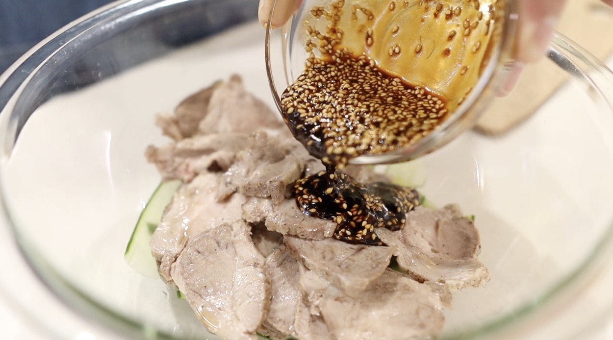 冷豚 タレに薬味とごまラー油