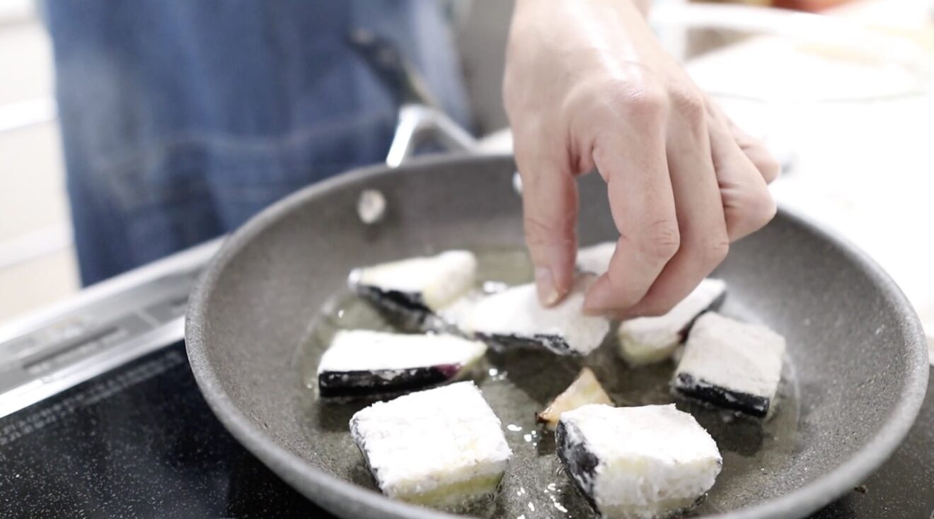 なすを皮目から揚げ焼きにする