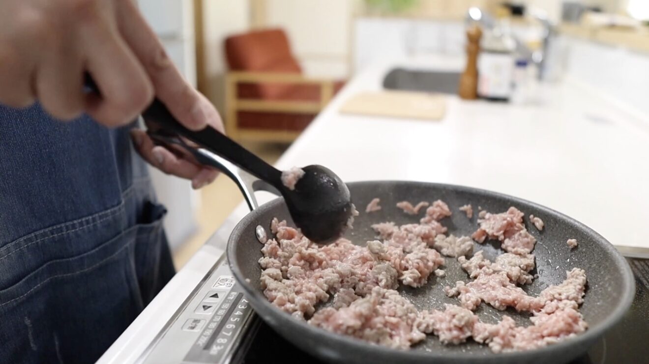 豚ひき肉を炒める