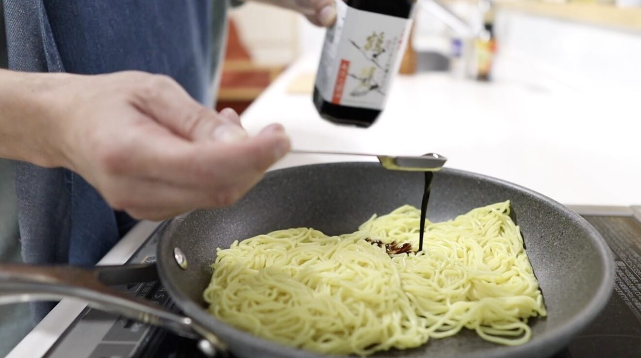 あんかけ焼きそばの麺をほぐす
