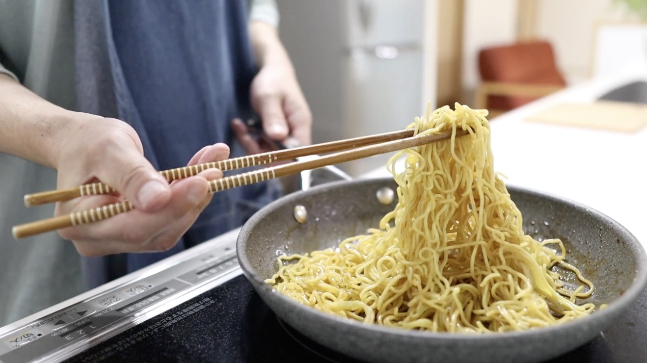 焼きそばの麺に下味をつける