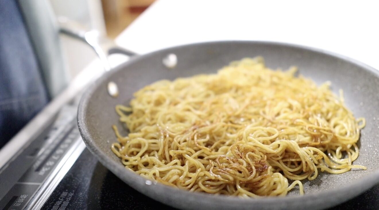 麺をフライパンでカリッと焼く