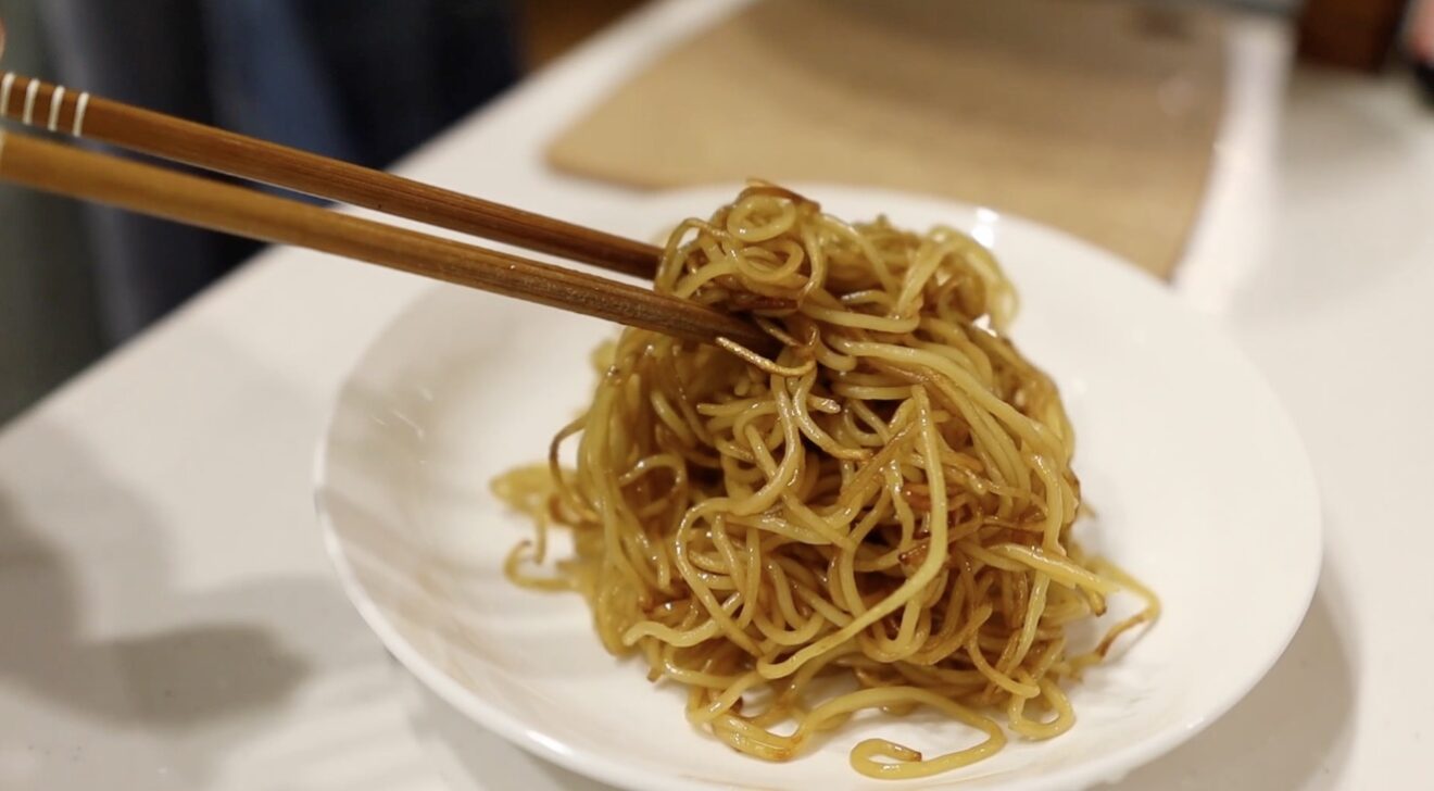 麺を裏返して両面を焼く