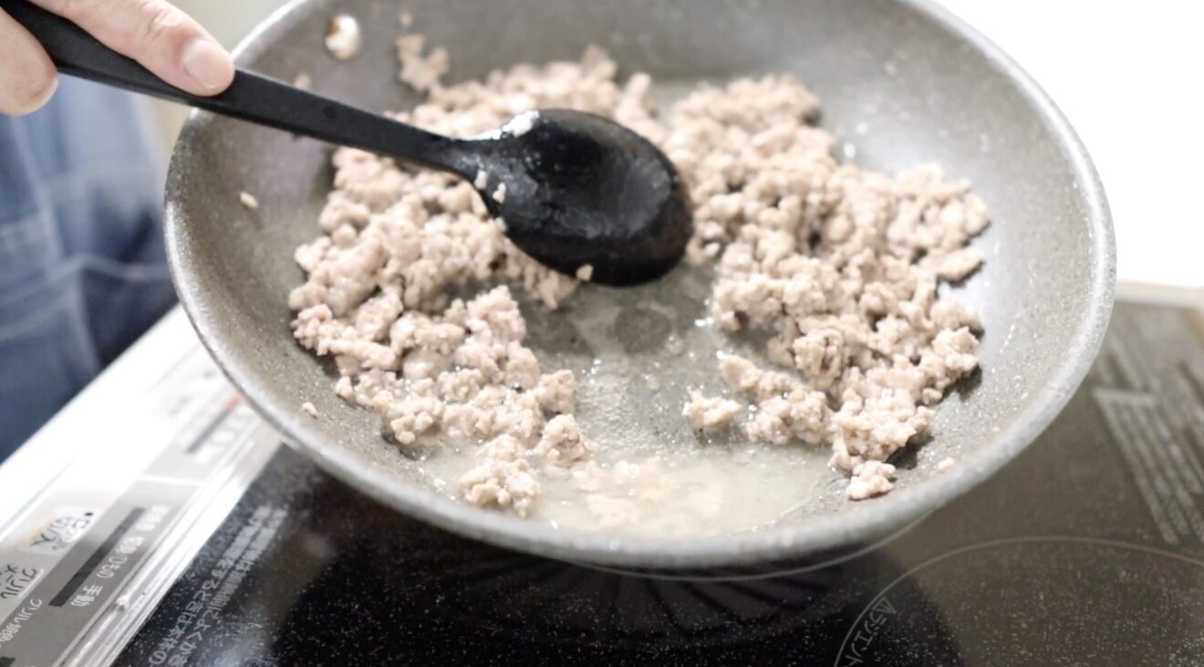 豚ひき肉を炒める