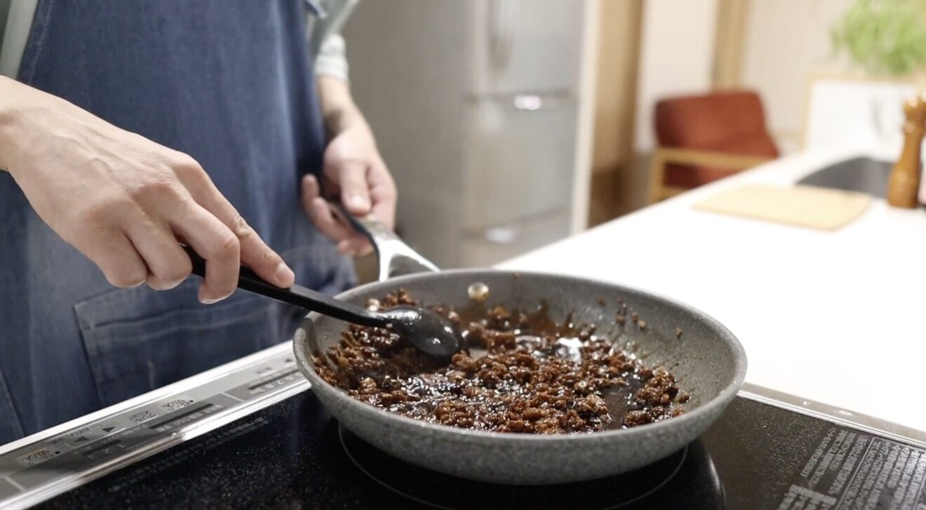 調味料を加えて肉味噌を炒める