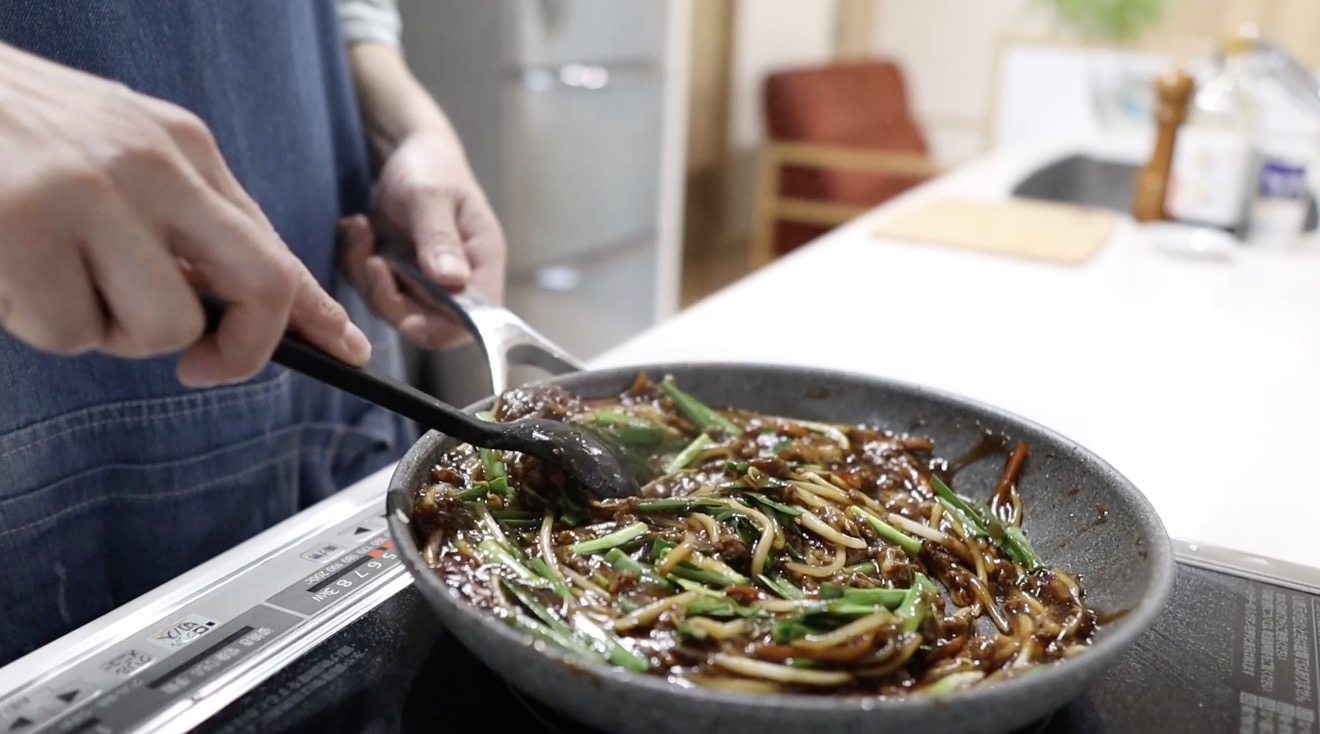 あんをひと煮立ちさせて仕上げる