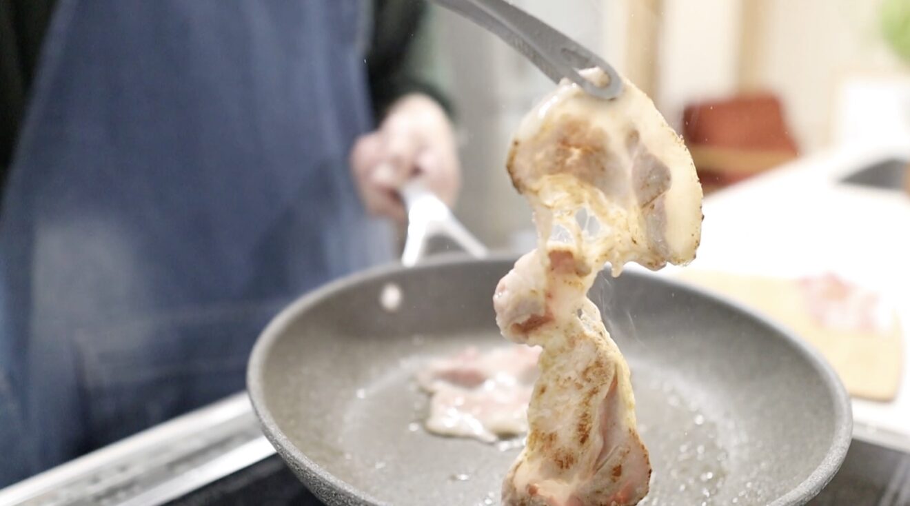 豚の表面をサッと焼く