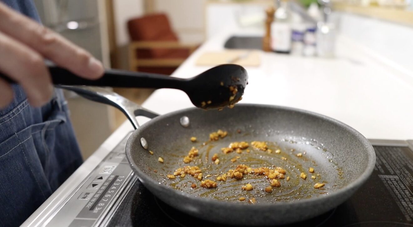 豆板醤とにんにく生姜を炒める