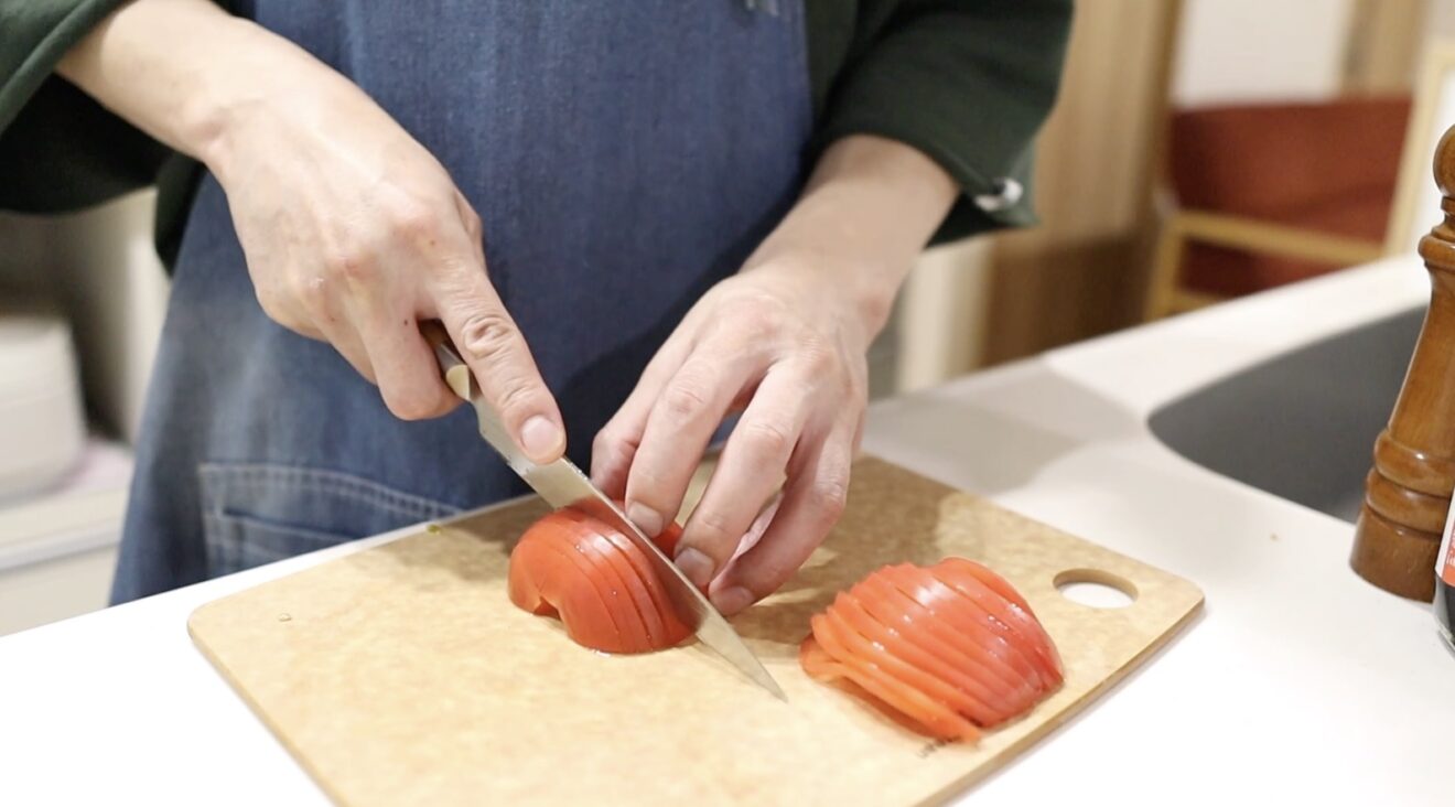 トマトをスライスして皿に敷く