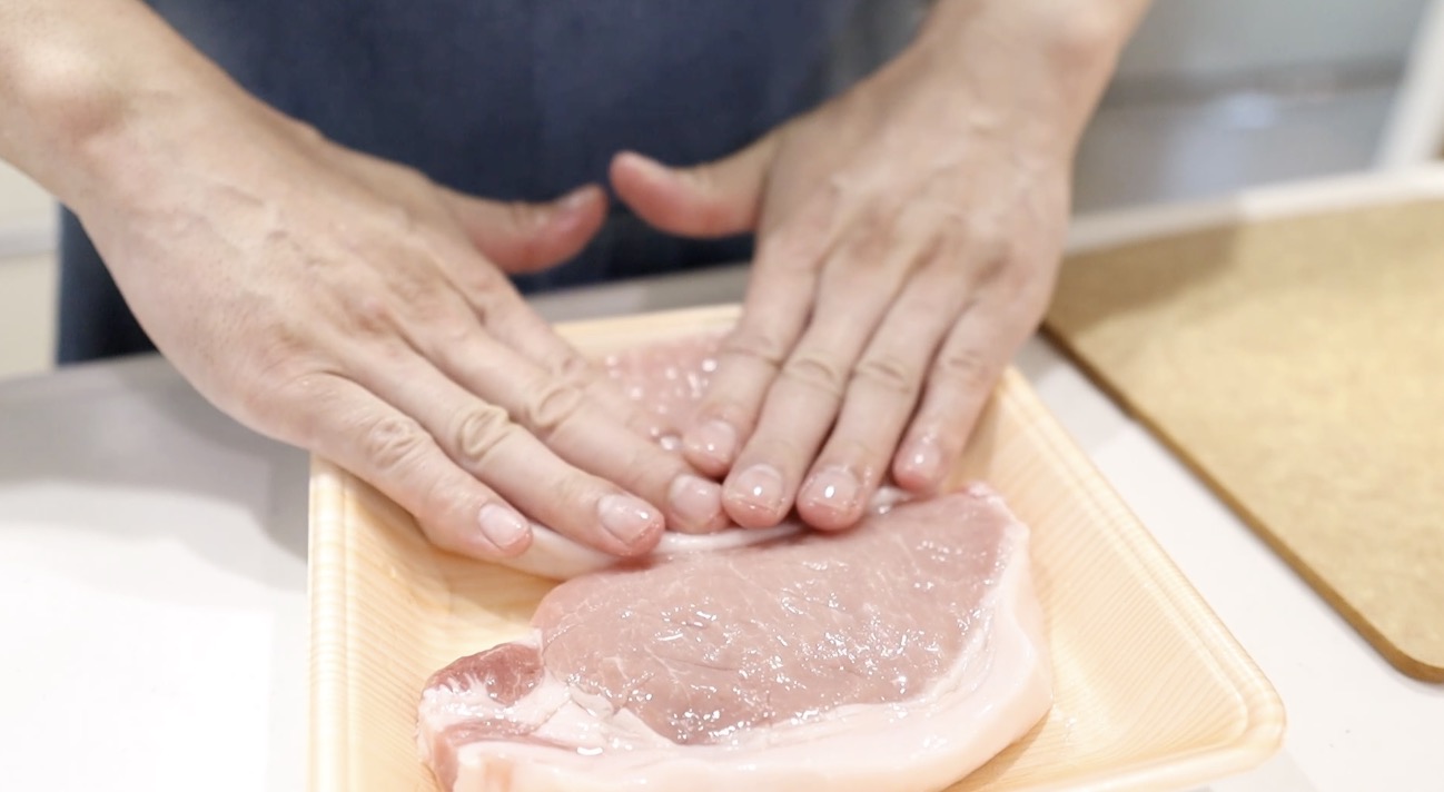 みりんを吸収させた豚ロースに塩こしょうをふる