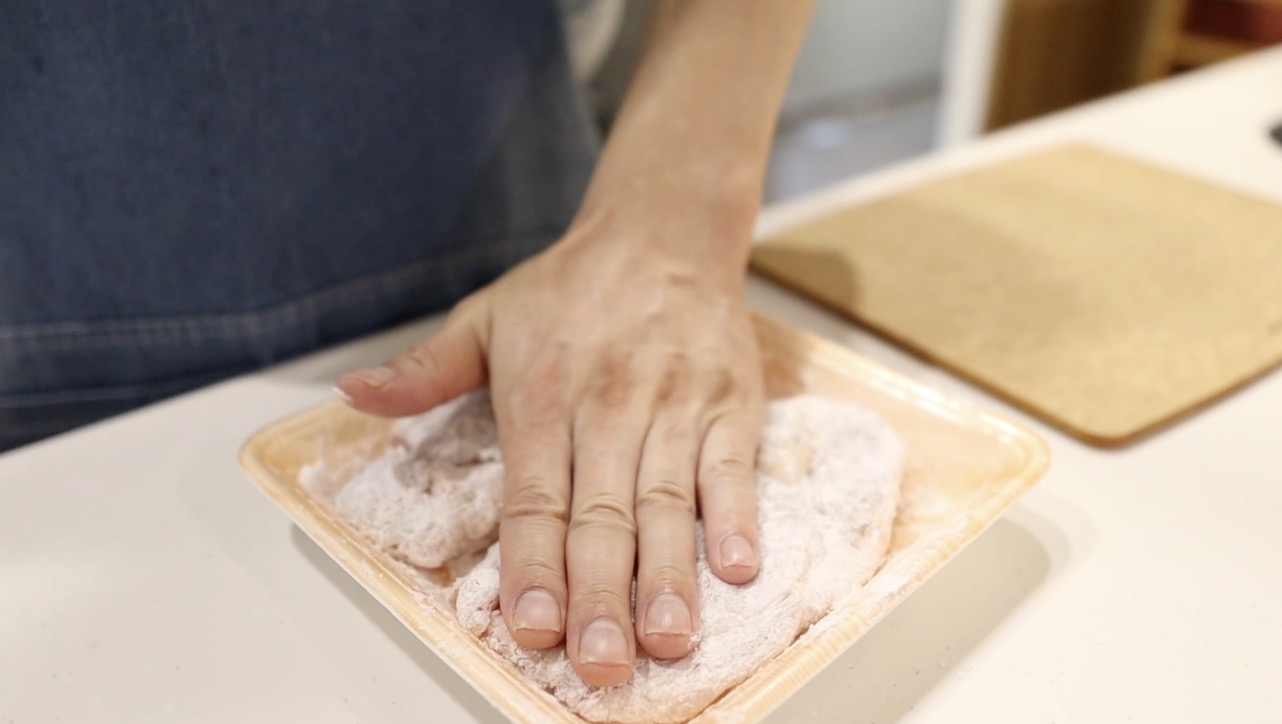豚ロースに片栗粉を押し付けるようにまぶす