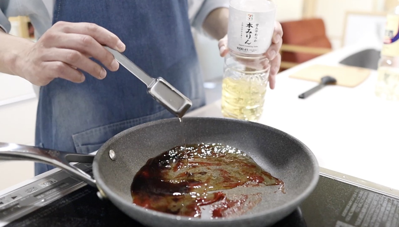 ケチャップに中濃ソースとみりんと酒を加える