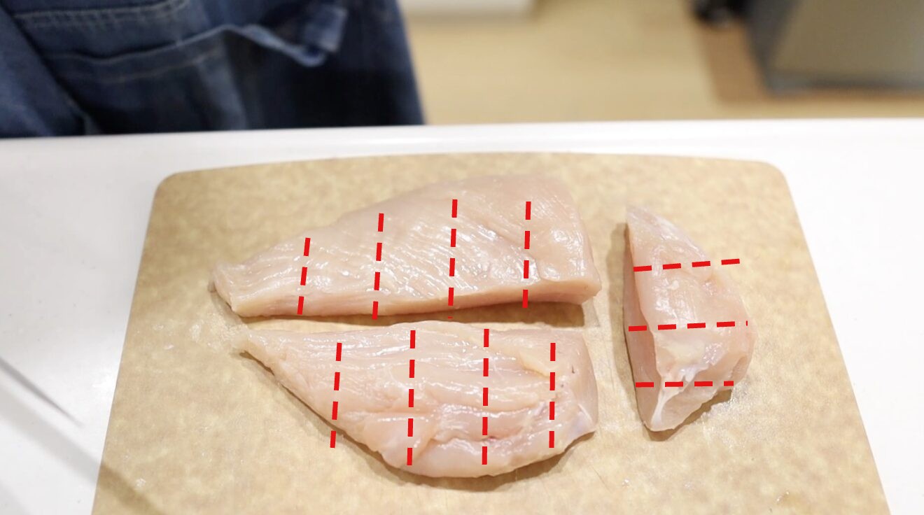 チキン南蛮用の鶏むね肉のカットライン(繊維を断ち切る向き)