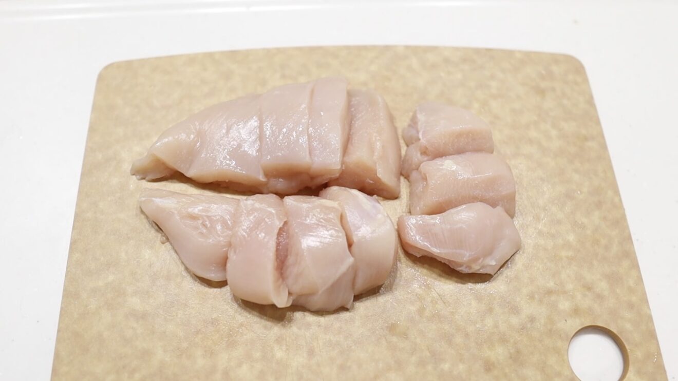 鶏むね肉を一口大にカットする