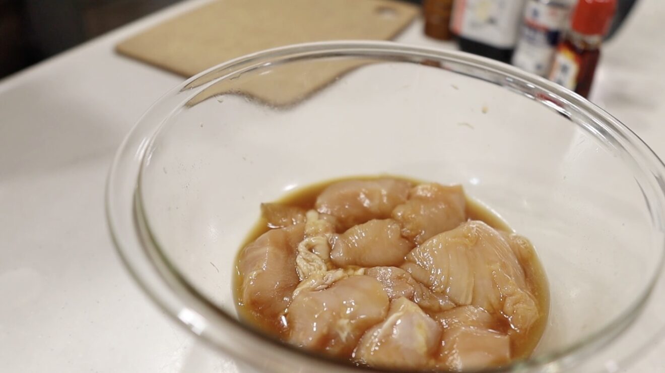チキン南蛮の漬けだれを鶏むね肉に揉み込む
