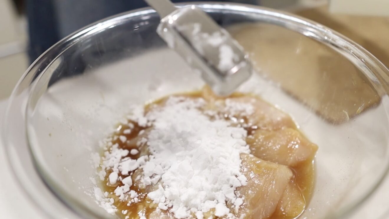 漬けだれごと片栗粉を混ぜ込んで衣にする