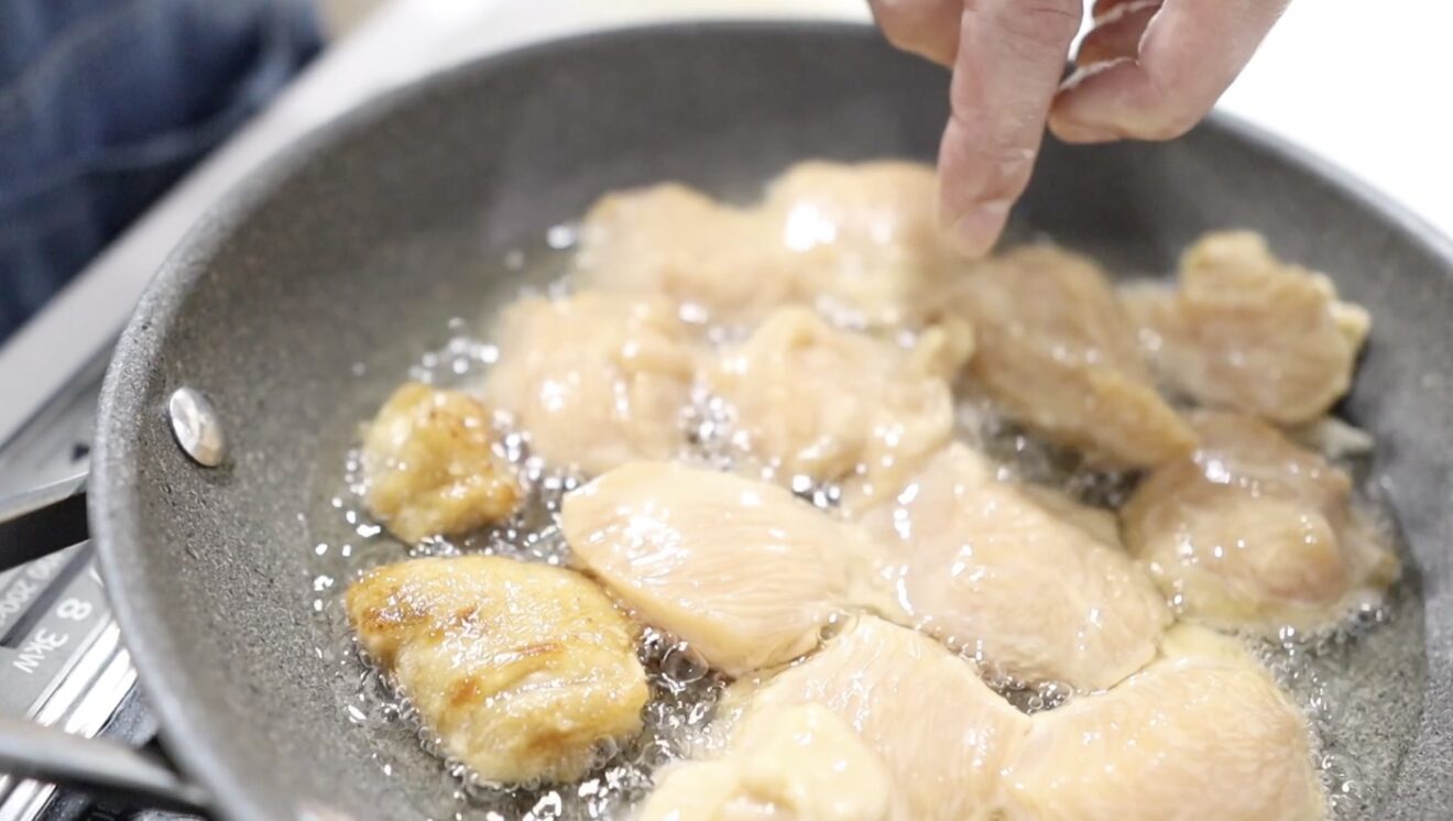 皮がキツネ色になったら鶏むね肉の入れ時