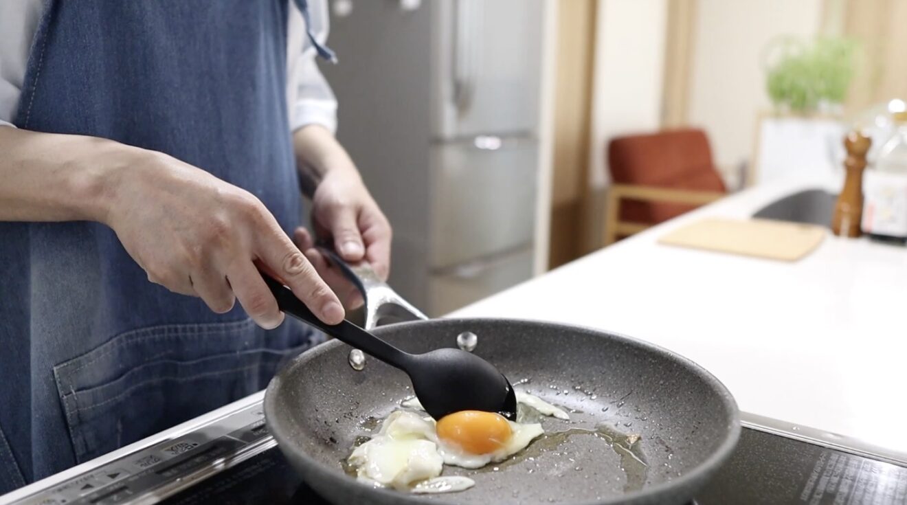 ごま油で卵を炒める