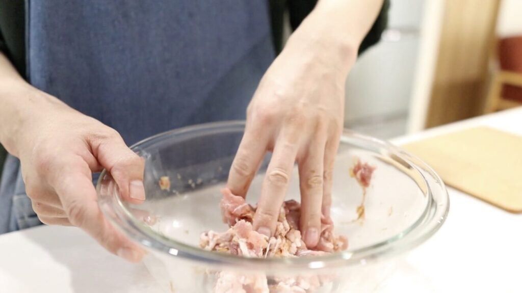 豚こまに塩・酒・かつお節・生姜を入れて粘りが出るまで混ぜた肉だね