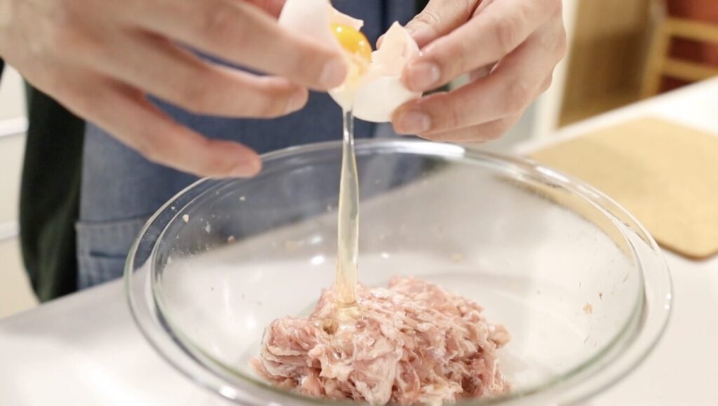 肉だねに卵白と片栗粉を混ぜ込むところ