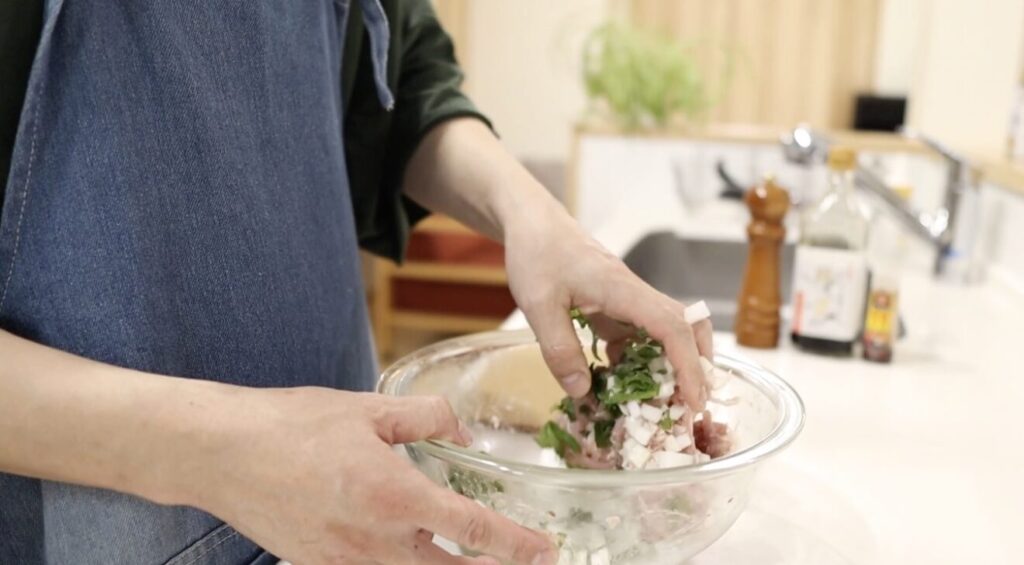 肉だねに玉ねぎと大葉を合わせるところ