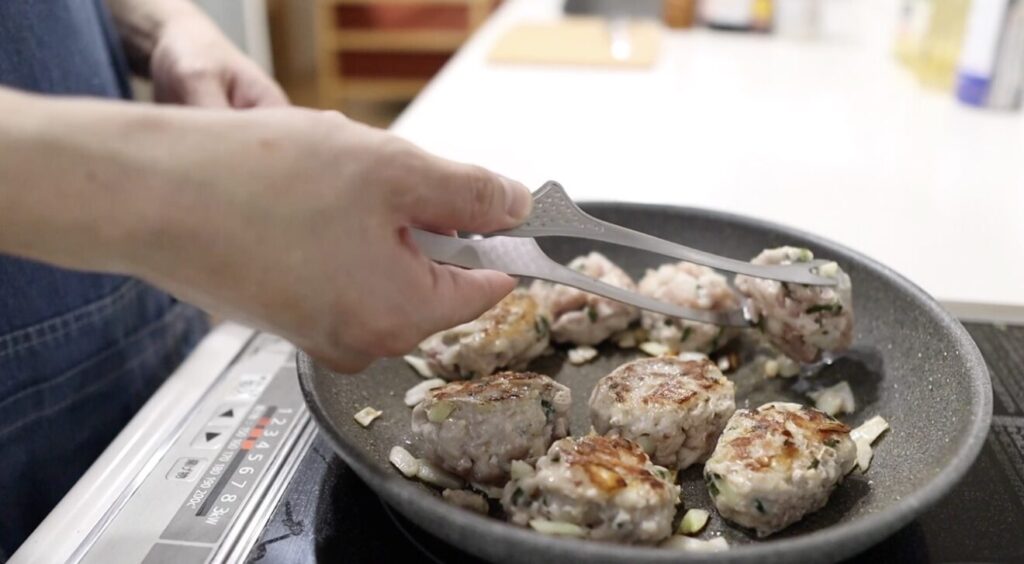 中火でキツネ色に焼き色を付けた豚こまつくね