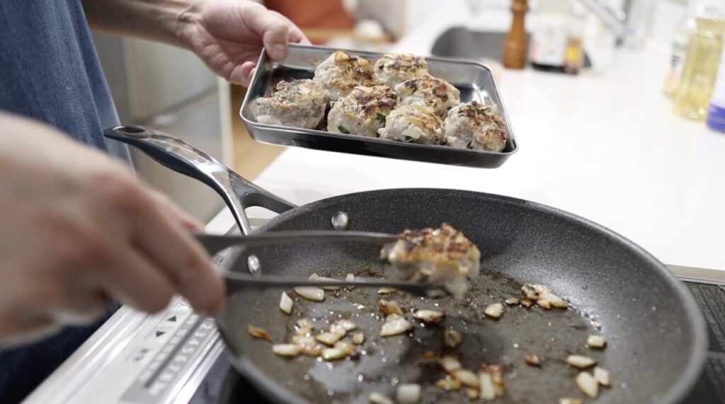 両面キツネ色に焼けた豚こまつくねを取り出すところ