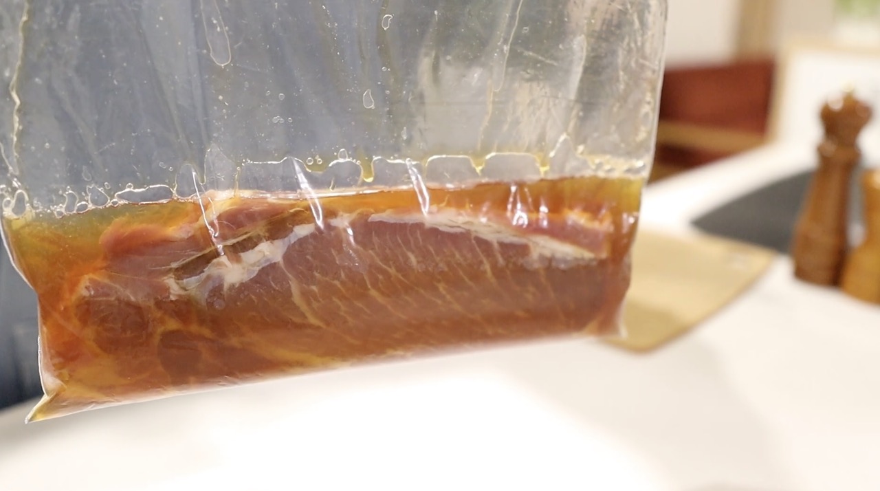 煮豚 豚肩ロースを漬けだれに30分漬け込む