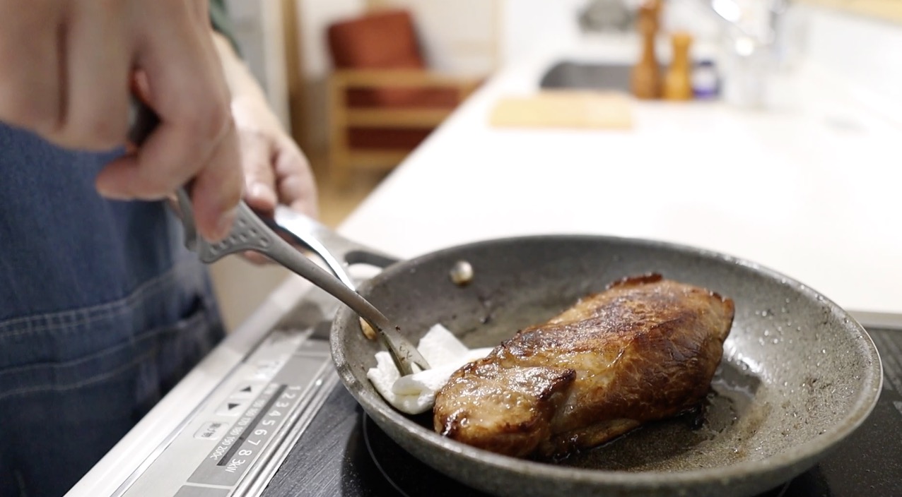 煮豚 豚肩ロースの全面に焼き色をつける
