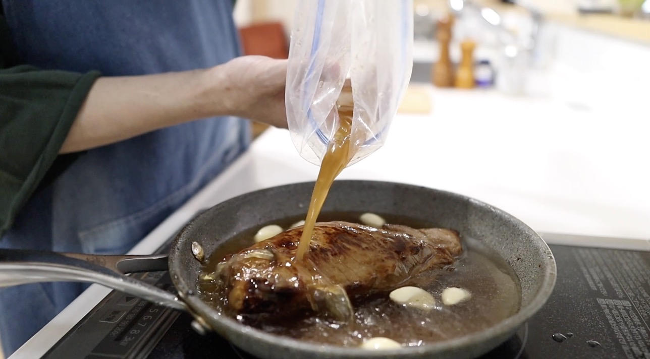 煮豚 水とにんにくと漬け汁を入れて煮る